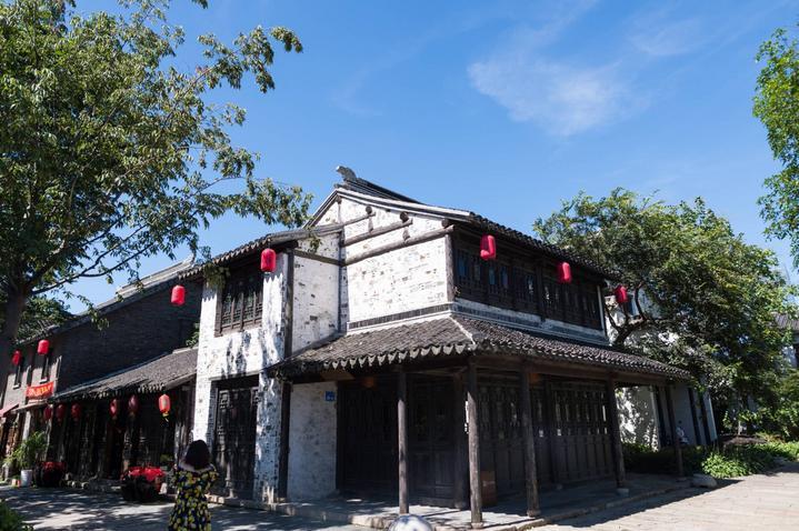 男子晕倒路边，女子跪地紧急施救，遇到这种状况该如何处理？